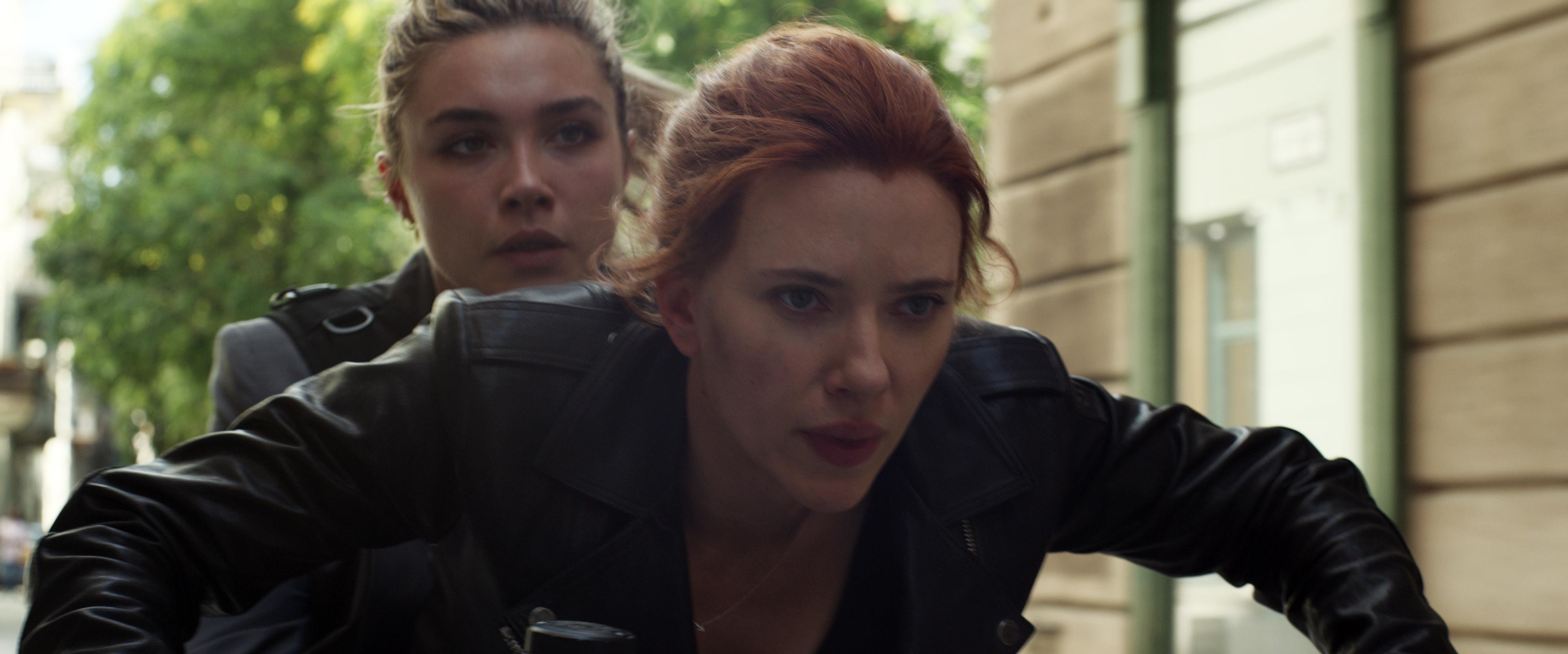 Black Widow : Scarlett Johansson et Florence Pugh en pleine course-poursuite [extrait]