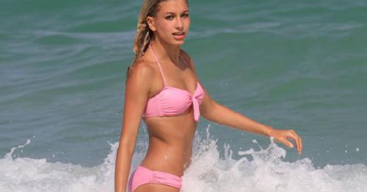 PHOTOS - Hailey Baldwin, 16 ans, exhibe sa plastique sexy en bikini |  Premiere.fr