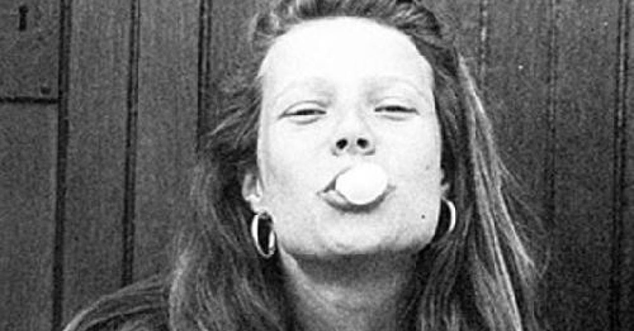 PHOTOS Qui est cette adolescente espiègle ? Premiere.fr