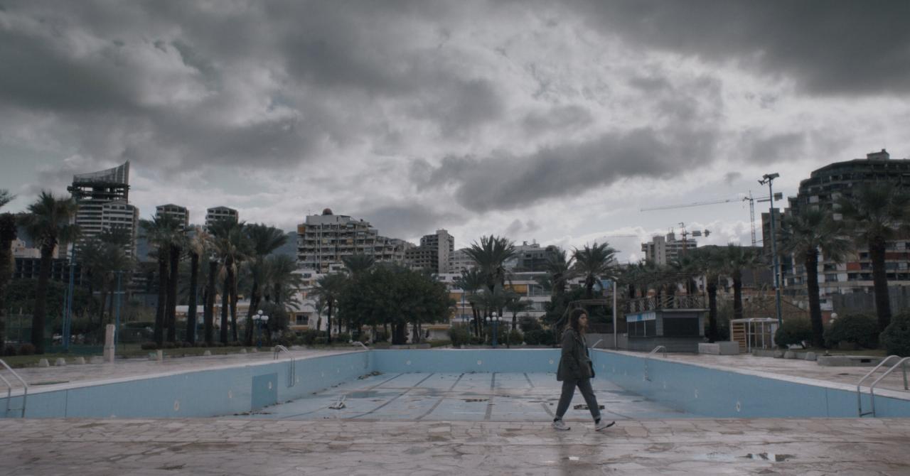 Read more about the article Facing the Sea: A Bewitching Portrait of Beirut as a Chaotic Ghost Town [critique]