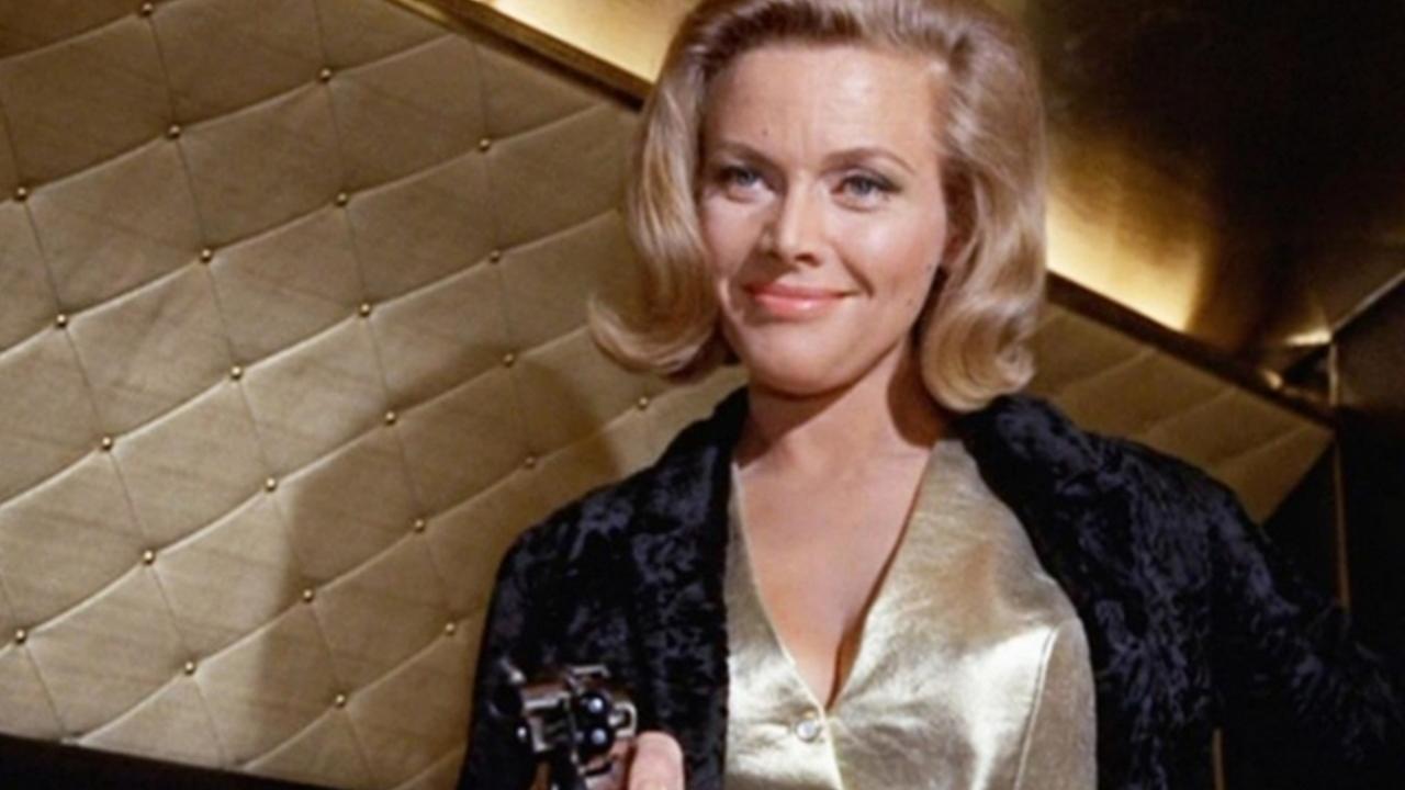 James Bond pleure Honor Blackman la légendaire Pussy Galore de Goldfinger Premiere fr