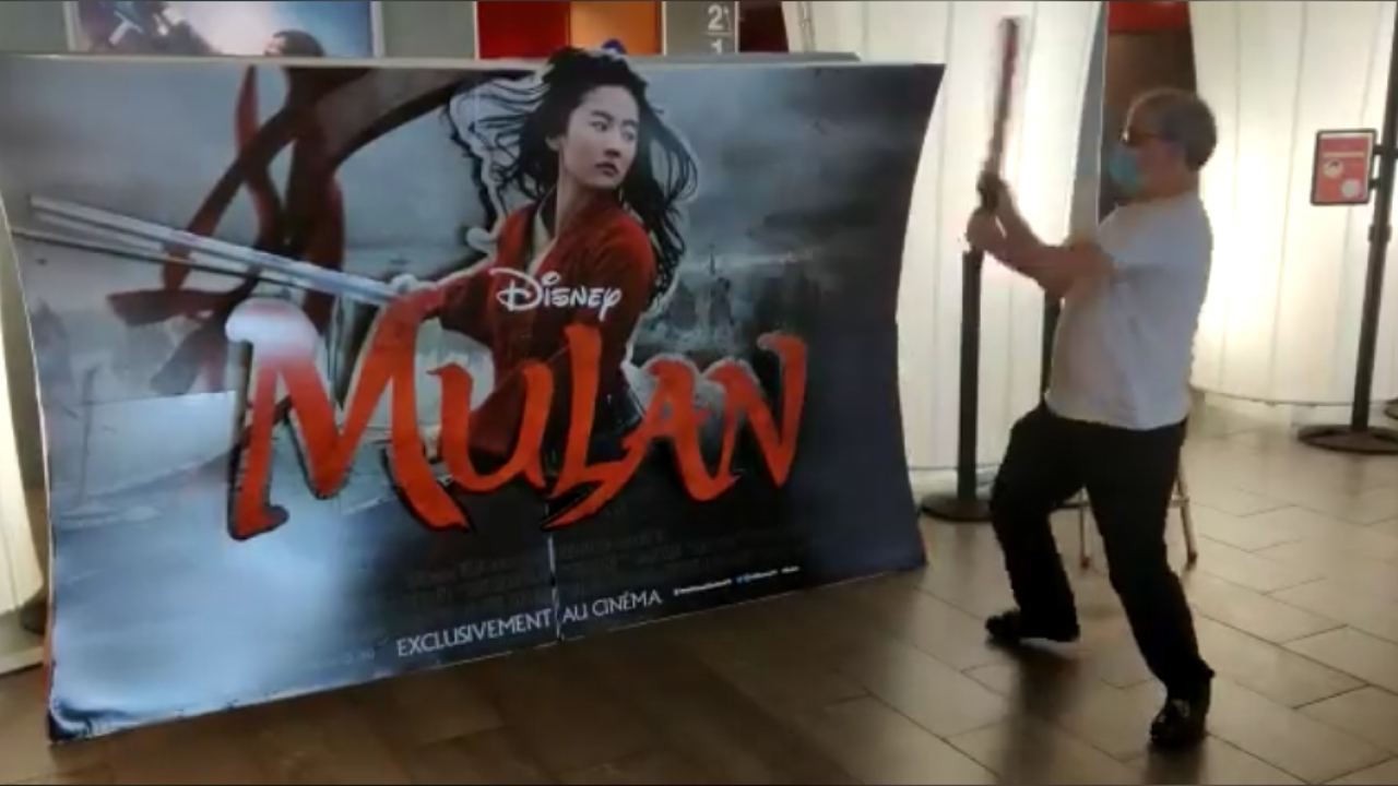 Un exploitant français détruit une PLV de Mulan suite à l'annonce de Disney +