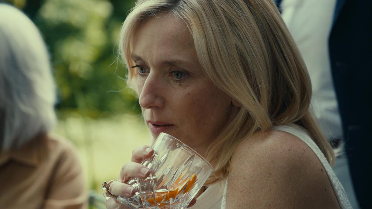 Léa Drucker brave l'interdit dans la bande annonce de L'Eté dernier