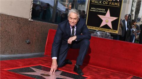 Très ému et entouré de sa famille, Michael Douglas a son étoile sur le Hollywood Boulevard