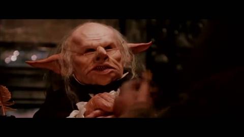 Warwick Davis en Gobelin dans la scène de Gringotts du premier Harry Potter