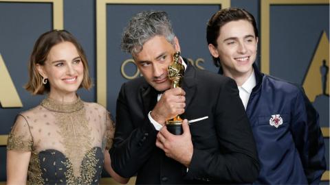 Oscars 2020 : Taika Waititi (meilleur scénario adapté) entouré de Natalie Portman et Timothée Chalamet