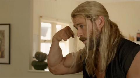 Chris Hemsworth en Thor (dans un court métrage Marvel)
