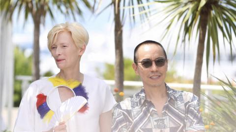 Cannes 2021 : Tilda Swinton et Apichatpong Weerasethakul lors du photocall de Memoria