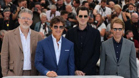 cannes 2022, jour 2 : cannes 2022, jour 2 : La star entourée du scénariste Christopher McQuarrie, du réalisateur Joseph Kosinski et du producteur Jerry Bruckheimer