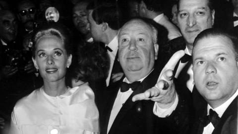 Alfred Hitchcock présente Tippi Hedren au public du festival de Cannes (projection de Pas de Printemps pour Marnie, 1964)