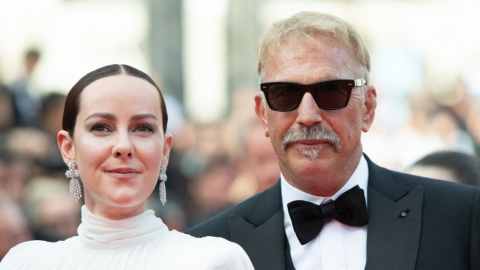 Cannes jour 6 : Kevin Costner a aussi posé avec les comédiennes phares de Horizon, comme ici Jena Malone