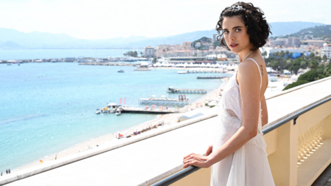 The Substance à Cannes 2024 : Margaret Qualley pose devant la Croisette à l'hôtel Carlton
