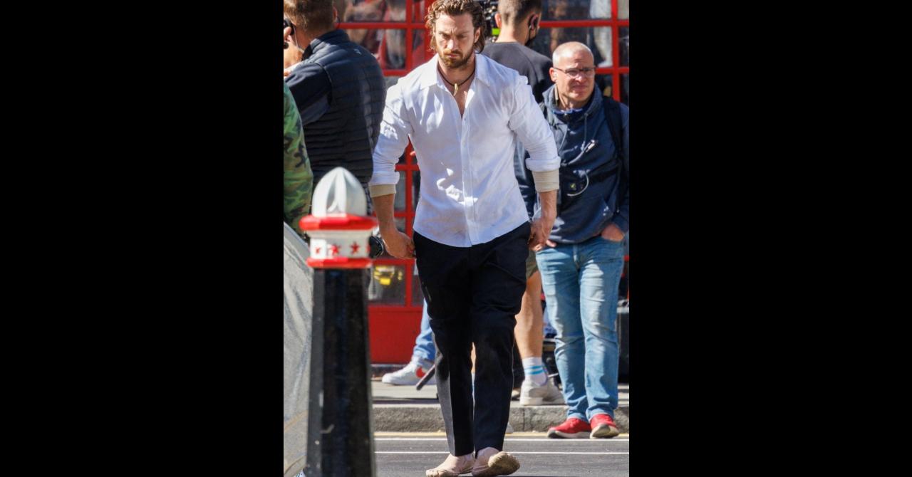 Kraven the Hunter: Aaron Taylor-Johnson, his double and their fake feet on the set of the Sony super-movie