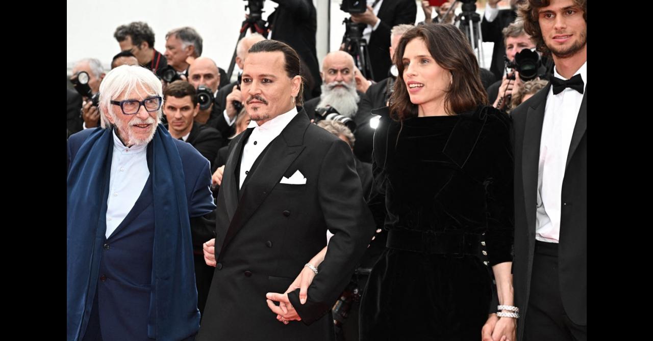 Cannes 2023 - Jour 1 : Maïwenn et une partie du casting de son film : Pierre Richard, Johnny Depp et Diego Le Fur