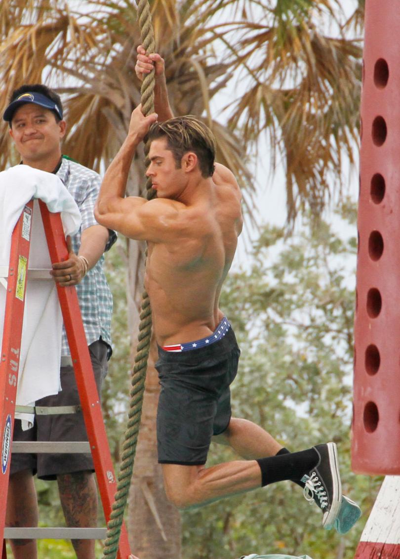 Baywatch is an american action drama television series about lifeguards who patrol the beaches of los angeles county, california and hawaii, starring david hasselhoff.it was created by michael berk, douglas schwartz, and gregory j. Baywatch Alerte À Malibu Zac Efron - Comment Zac Efron A Transforme Son Corps Pour Alerte A Malibu Premiere Fr