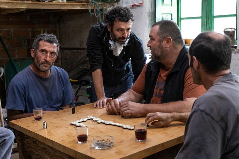 Luis Zahera, Rodrigo Sorogoyen et Denis Menochet sur le tournage d'As Bestas
