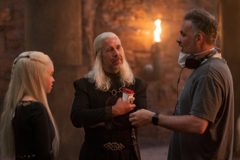 Milly Alcock, Paddy Considine et Miguel Sapochnik sur le tournage de House of the Dragon